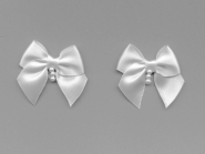 Satinschleife mit Perlenanhänger Nr. 80284, Farbe weiß, Größe ca. 4 x 4 cm